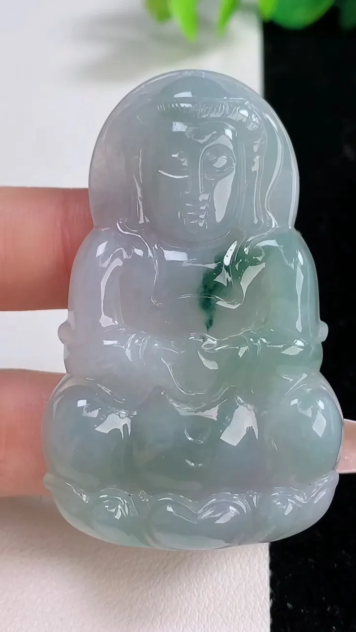 天然A货翡翠冰种飘花观音菩萨吊坠，尺寸58.2-37-5.4，重量:23.40g
12月9日