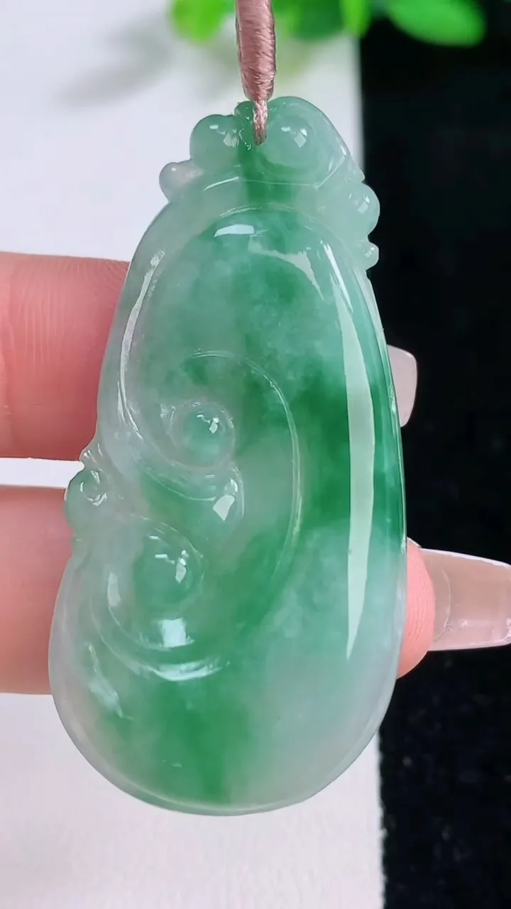 天然A货翡翠如意吊坠，尺寸49.3-24-5.5，重量:11.77g
12月9日