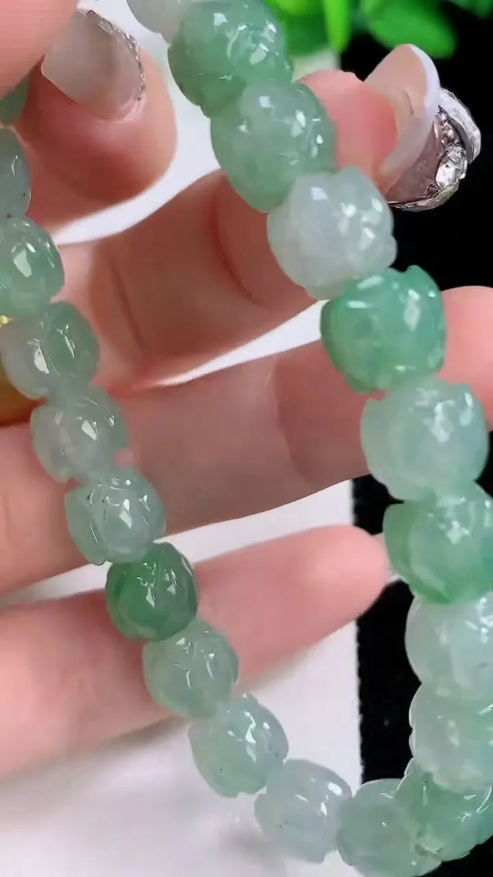 天然A货翡翠莲花手串，尺寸9-7.8-23颗，重量:27.10g12月9日
工厂直销收藏佳品,种好水足，色泽均匀，有种有色，上手高大气！