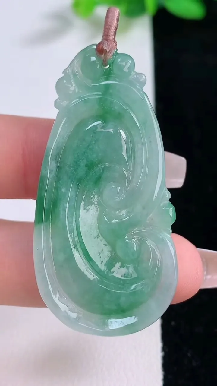 天然A货翡翠如意吊坠，尺寸49.3-24-5.5，重量:11.77g
12月9日