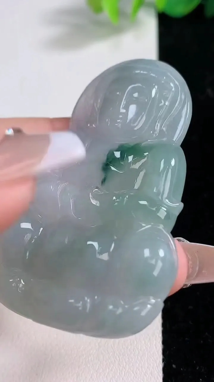 天然A货翡翠冰种飘花观音菩萨吊坠，尺寸58.2-37-5.4，重量:23.40g
12月9日