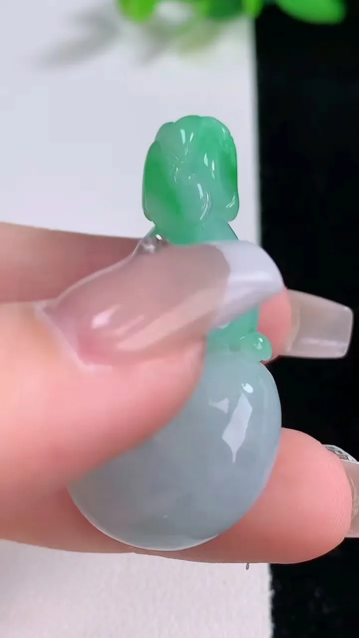 天然A货翡翠葫芦吊坠，尺寸44.5-23-10.8，重量:18.57g
12月9日