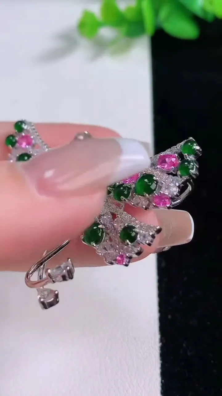 天然A货翡翠葫芦胸针，尺寸7.8-5.7-3.9，重量:10.29g
12月9日