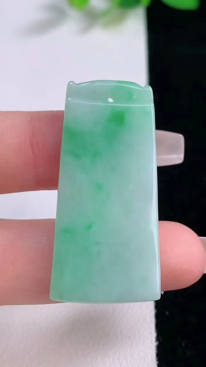 天然A货翡翠无事牌吊坠，尺寸39.6-19.3-3.9，重量:8.75g
12月9日