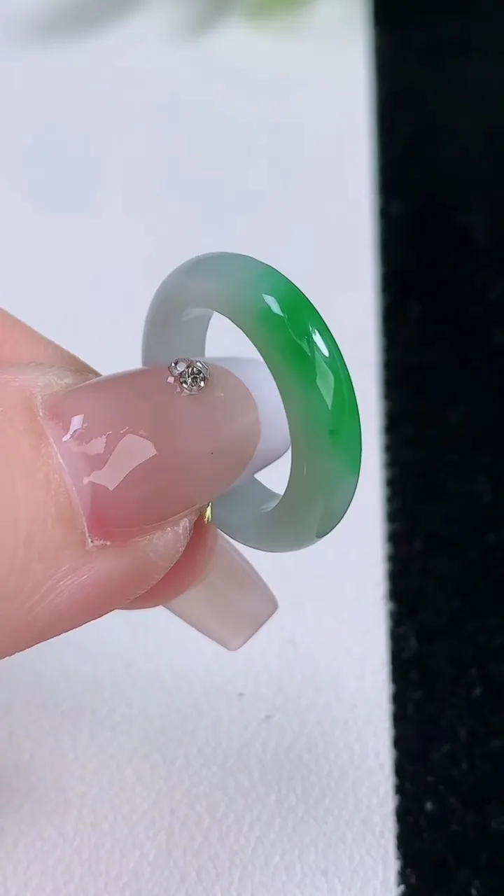 天然A货翡翠指环戒指，尺寸15-4-2.8，重量:2.52g2025年12月9日
工厂直销收藏佳品,种好水足，色泽均匀，有种有色，上手高大气！