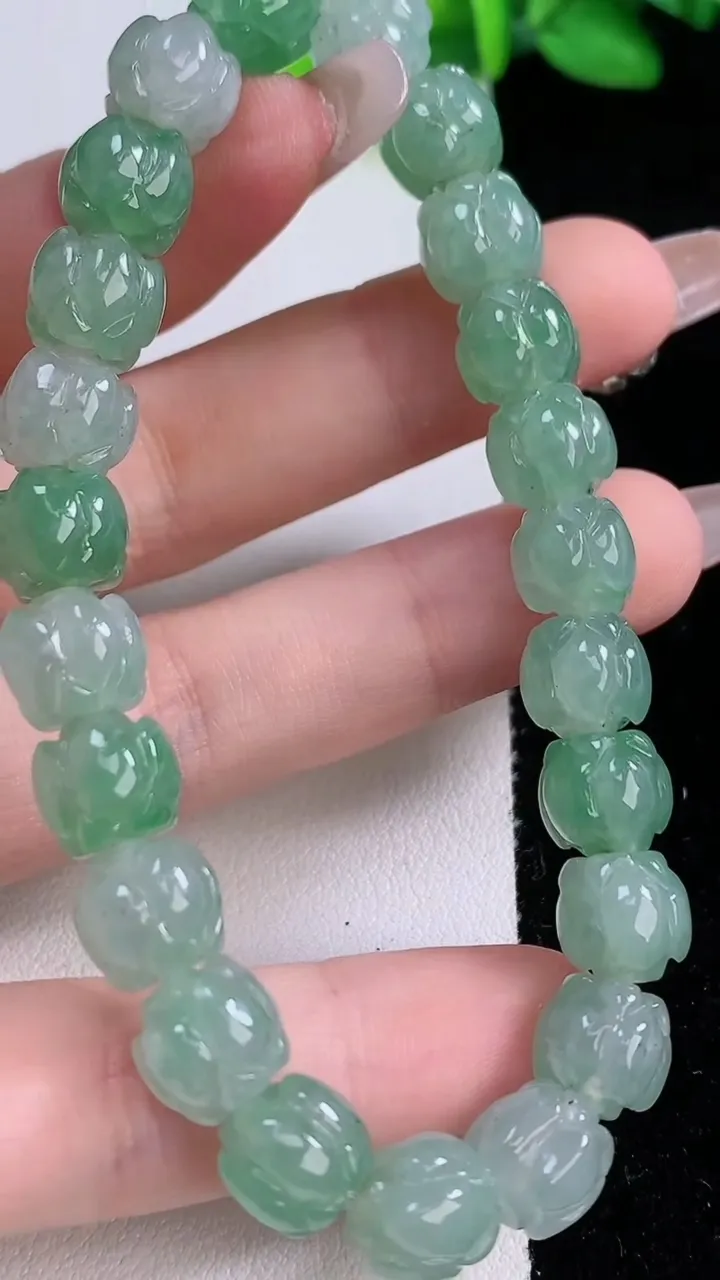 天然A货翡翠莲花手串，尺寸9-7.8-23颗，重量:27.10g12月9日
工厂直销收藏佳品,种好水足，色泽均匀，有种有色，上手高大气！