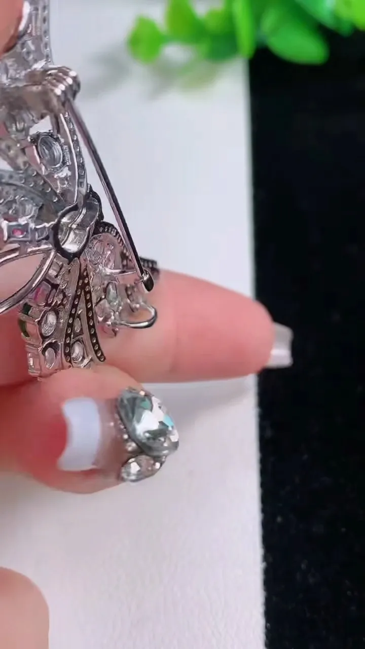 天然A货翡翠葫芦胸针，尺寸7.8-5.7-3.9，重量:10.29g
12月9日