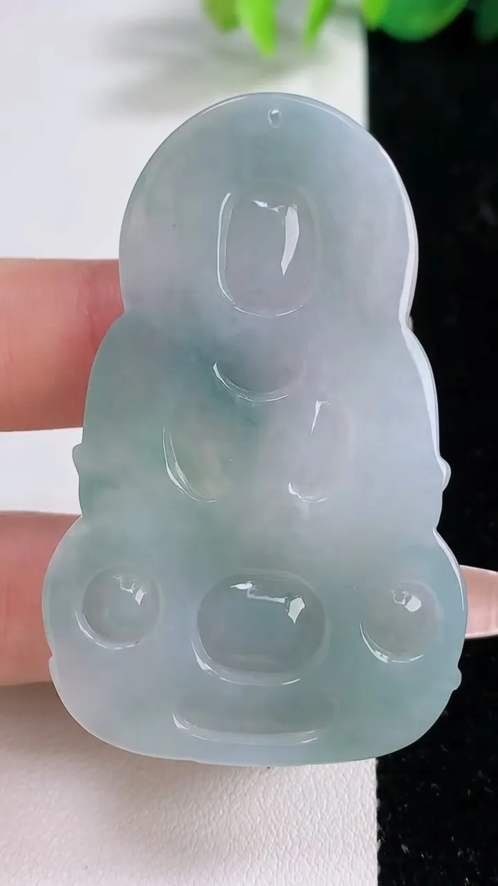 天然A货翡翠冰种飘花观音菩萨吊坠，尺寸58.2-37-5.4，重量:23.40g
12月9日