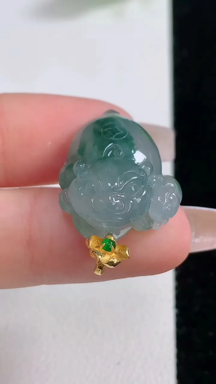 天然A货翡翠种飘花金蟾吊坠，尺寸23.2-17-8.9，重量:6.38g
12月9日