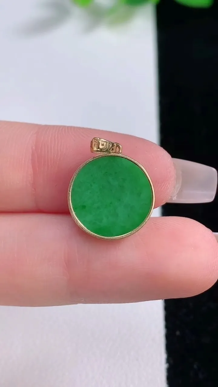 天然A货翡翠无事牌吊坠，尺寸13.4-2，重量:1.39g
12月9日