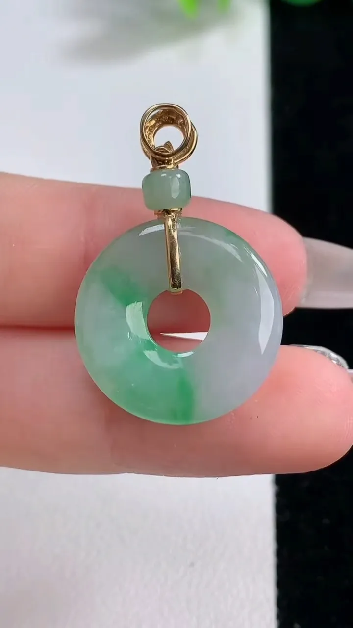 天然A货翡翠平安环吊坠，尺寸19.4-3.4，重量:4.11g
12月9日
