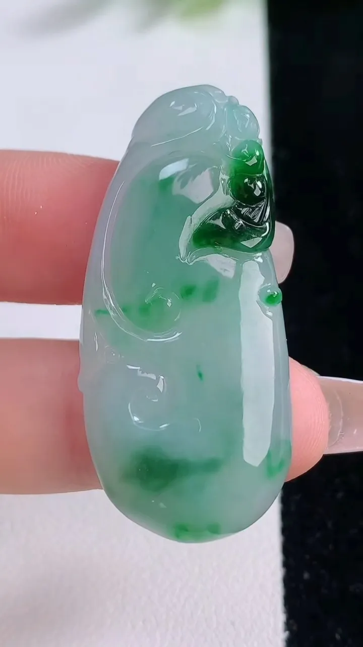 天然A货翡翠如意吊坠，尺寸42.3-19-4，重量:7.56g
12月9日