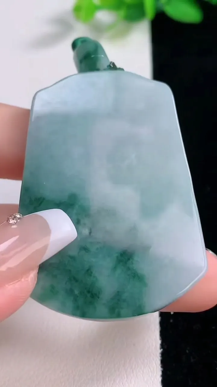 天然A货翡翠飘花仿古无事牌吊坠，尺寸50.5-36.5-5.4，重量:28.93g
12月9日