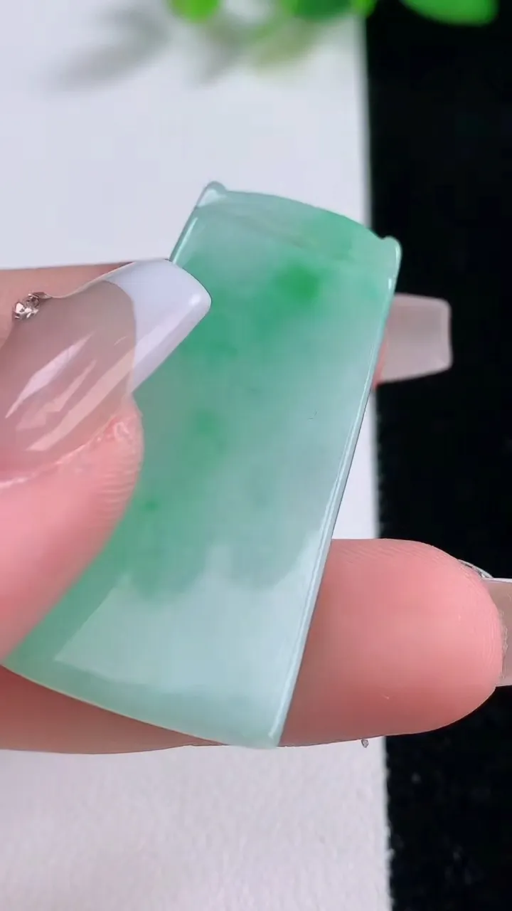 天然A货翡翠无事牌吊坠，尺寸39.6-19.3-3.9，重量:8.75g
12月9日