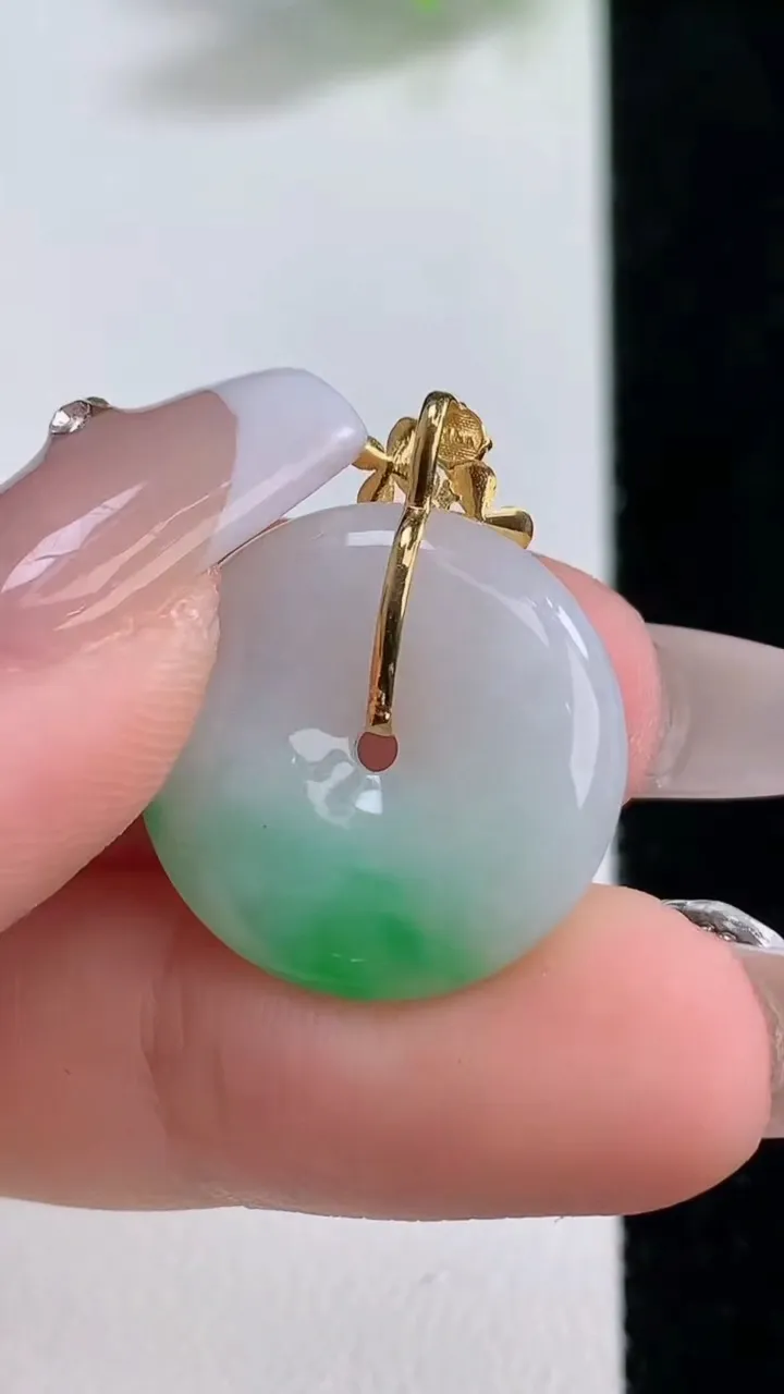 天然A货翡翠平安扣吊坠，尺寸19.5-4.4，重量:4.00g
12月9日