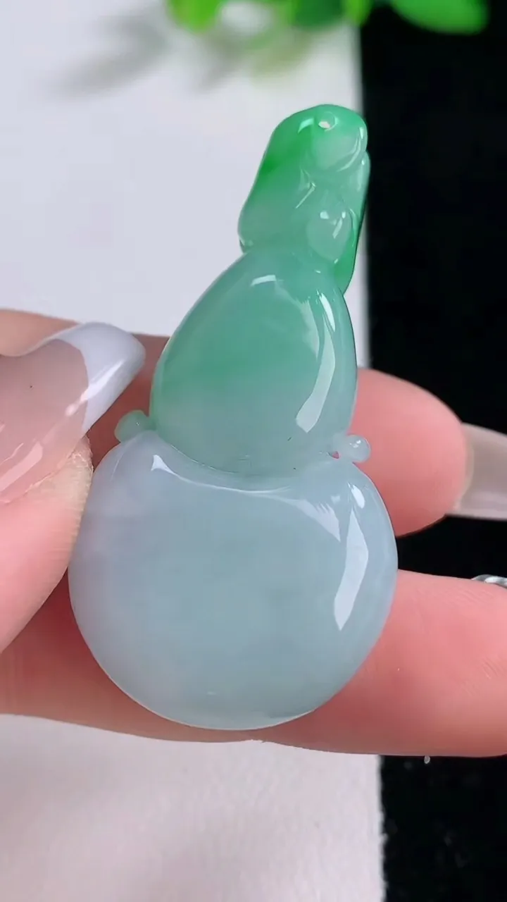 天然A货翡翠葫芦吊坠，尺寸44.5-23-10.8，重量:18.57g
12月9日