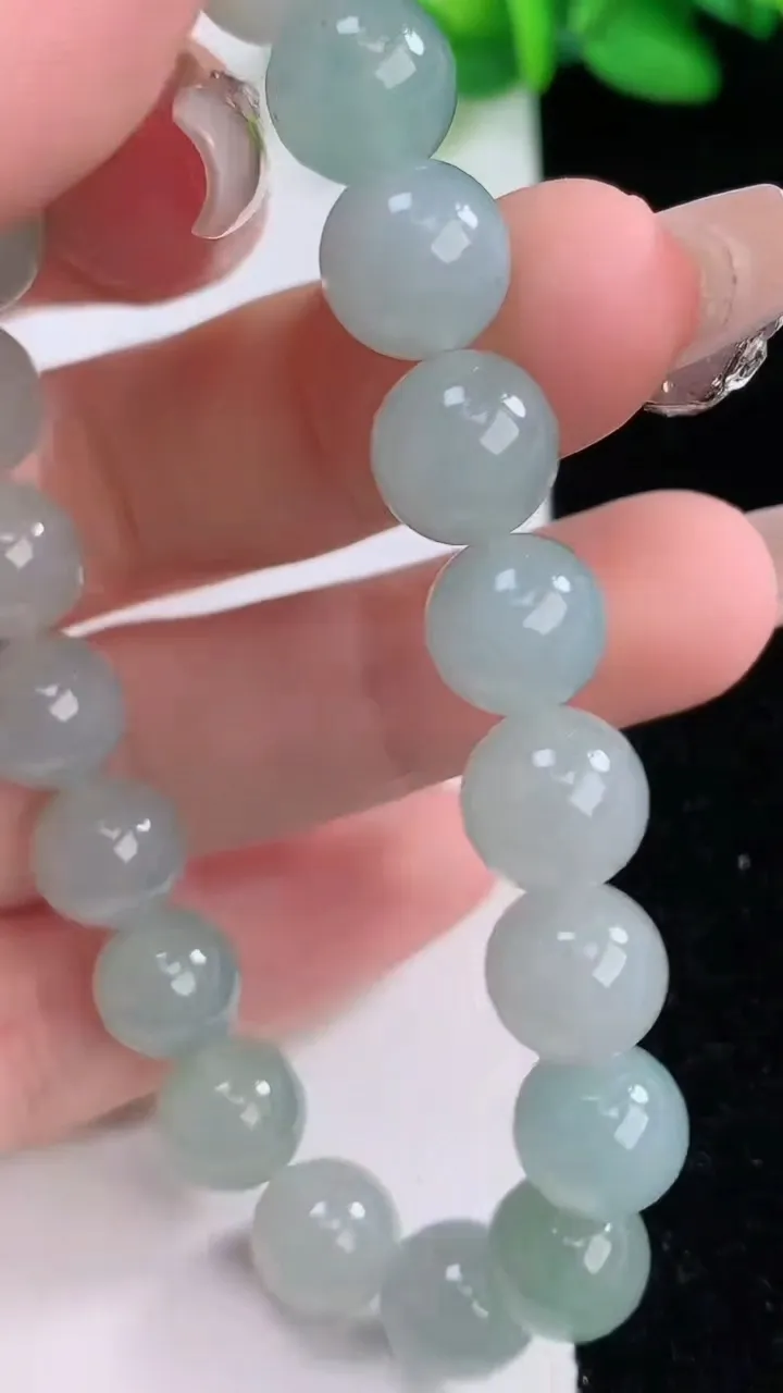 天然A货翡翠圆珠手串，尺寸9.4-20颗，重量:29.34g12月9日
工厂直销收藏佳品,种好水足，色泽均匀，有种有色，上手高大气！
