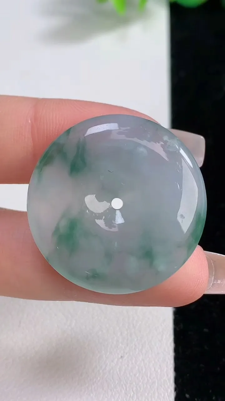 天然A货翡翠冰种飘花平安扣吊坠，尺寸29.4-5.5，重量:10.16g
12月10日