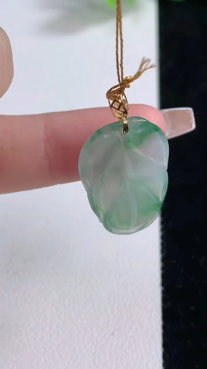 天然A货翡翠金枝玉叶 叶子吊坠，尺寸27.3-15.8-3.3，重量:2.82g
12月9日