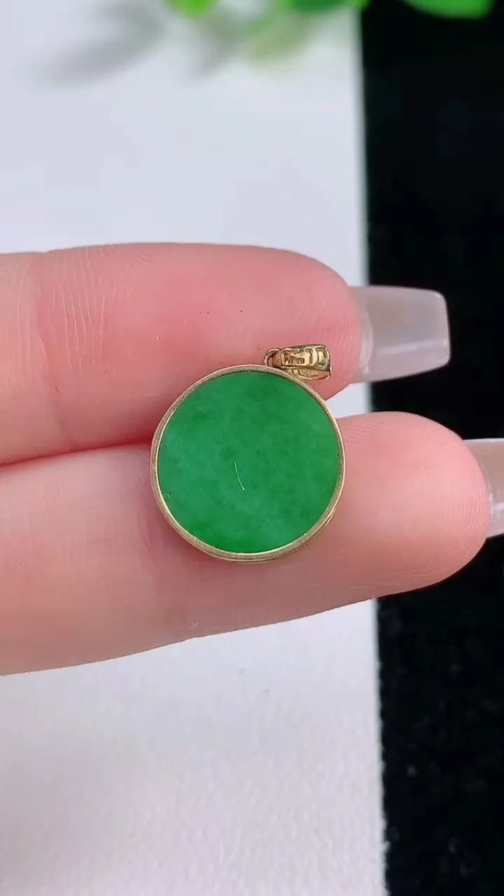 天然A货翡翠无事牌吊坠，尺寸13.4-2，重量:1.39g
12月9日