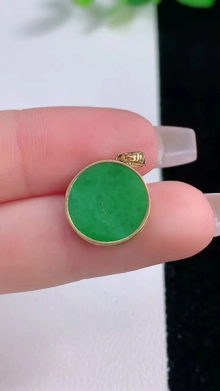 天然A货翡翠无事牌吊坠，尺寸13.4-2，重量:1.39g
12月9日