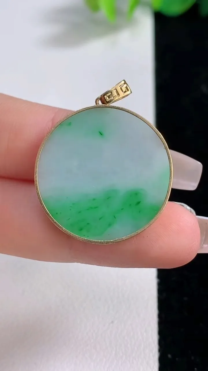 天然A货翡翠无事牌吊坠，尺寸25.3-3.3，重量:5.73g
12月9日