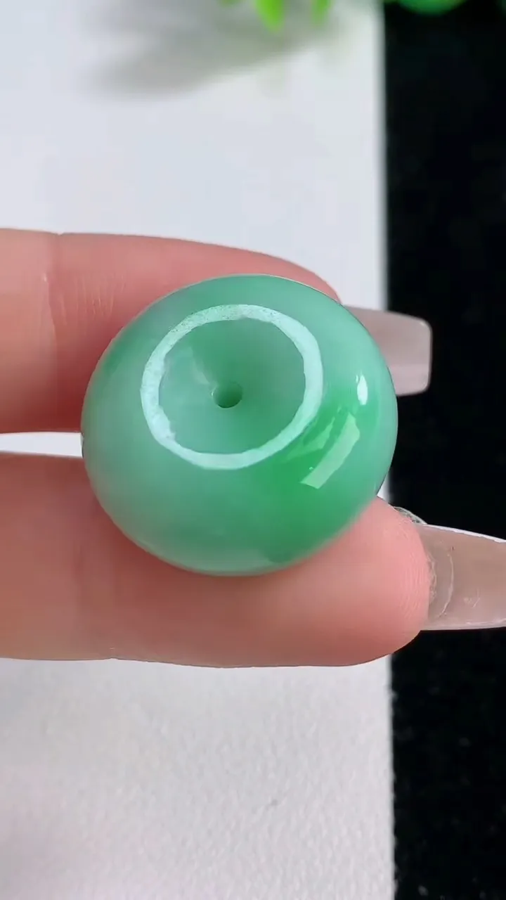 天然A货翡翠平安扣吊坠，尺寸21.8-10.8，重量:11.36g
12月9日