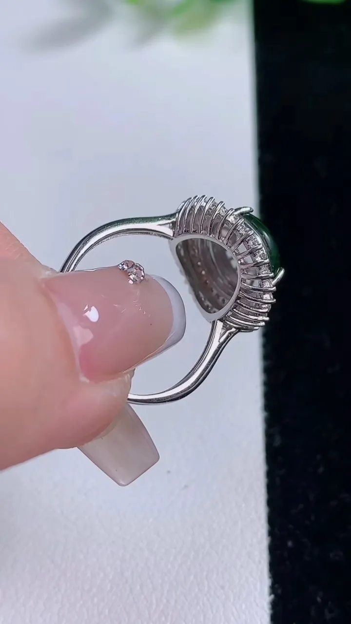 天然A货翡翠蛋面戒指，尺寸12.3-9.6-6.8，重量:3.17g2025年12月9日
工厂直销收藏佳品,种好水足，色泽均匀，有种有色，上手高大气！