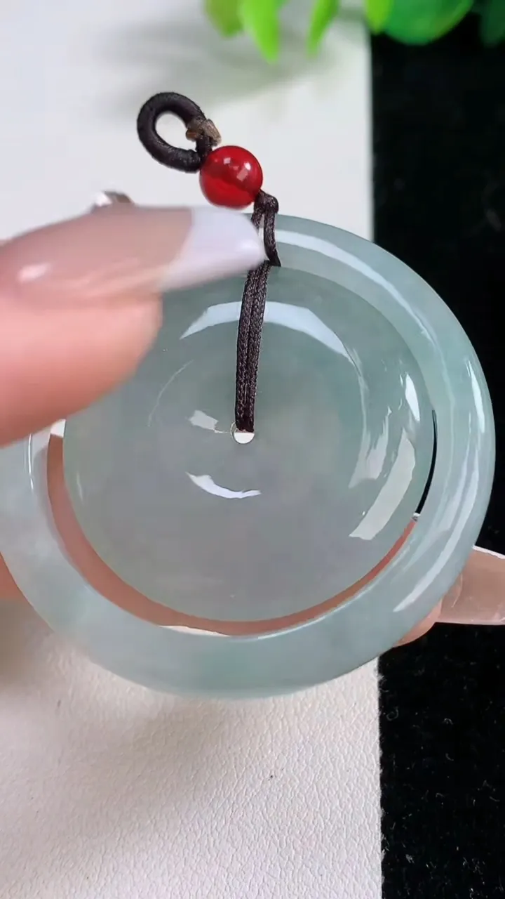 天然A货翡翠飘花母子平安扣吊坠，尺寸45-5.6，重量:22.90g
12月9日