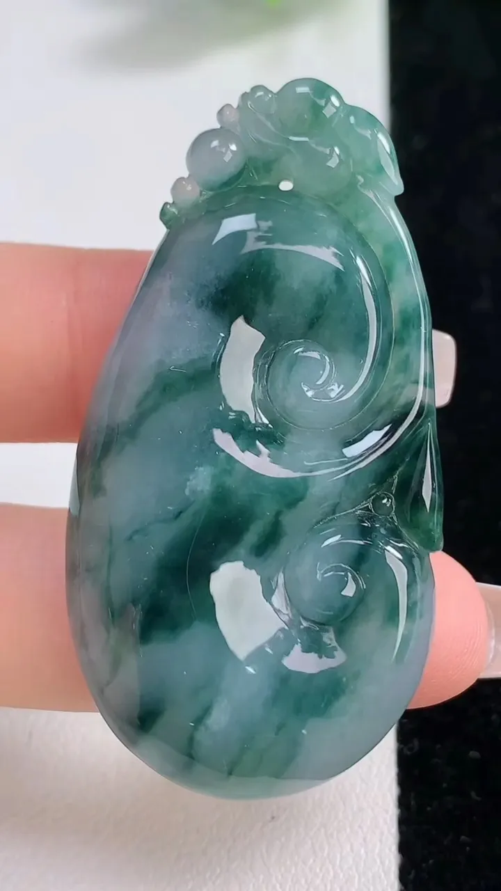 天然A货翡翠飘花如意吊坠，尺寸52.8-27.2-7.4，重量:19.00g
12月9日