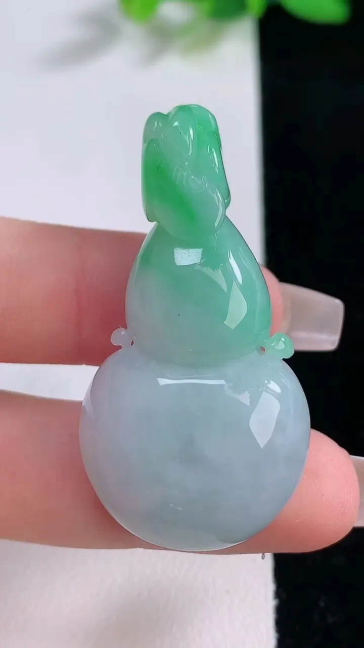 天然A货翡翠葫芦吊坠，尺寸44.5-23-10.8，重量:18.57g
12月9日