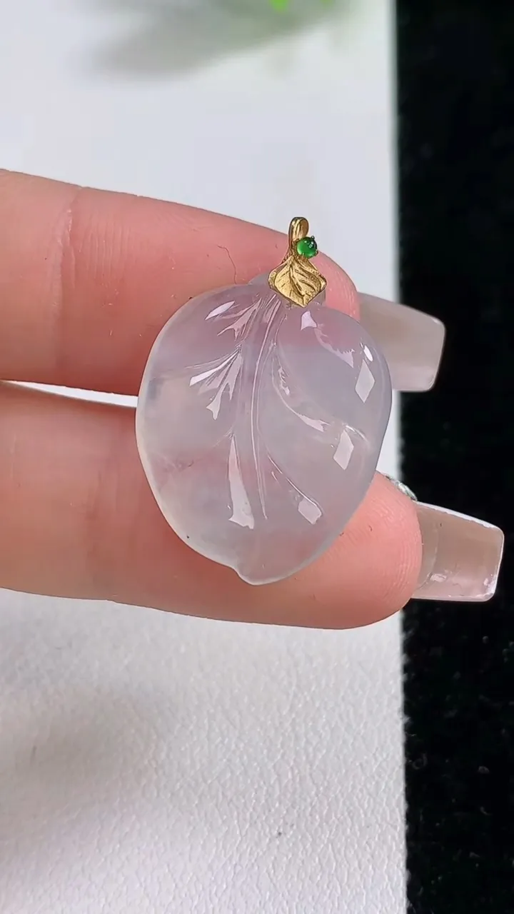 天然A货翡翠种白冰金枝玉叶  叶子吊坠，尺寸20.6-18-3.9，重量:3.28g
12月9日