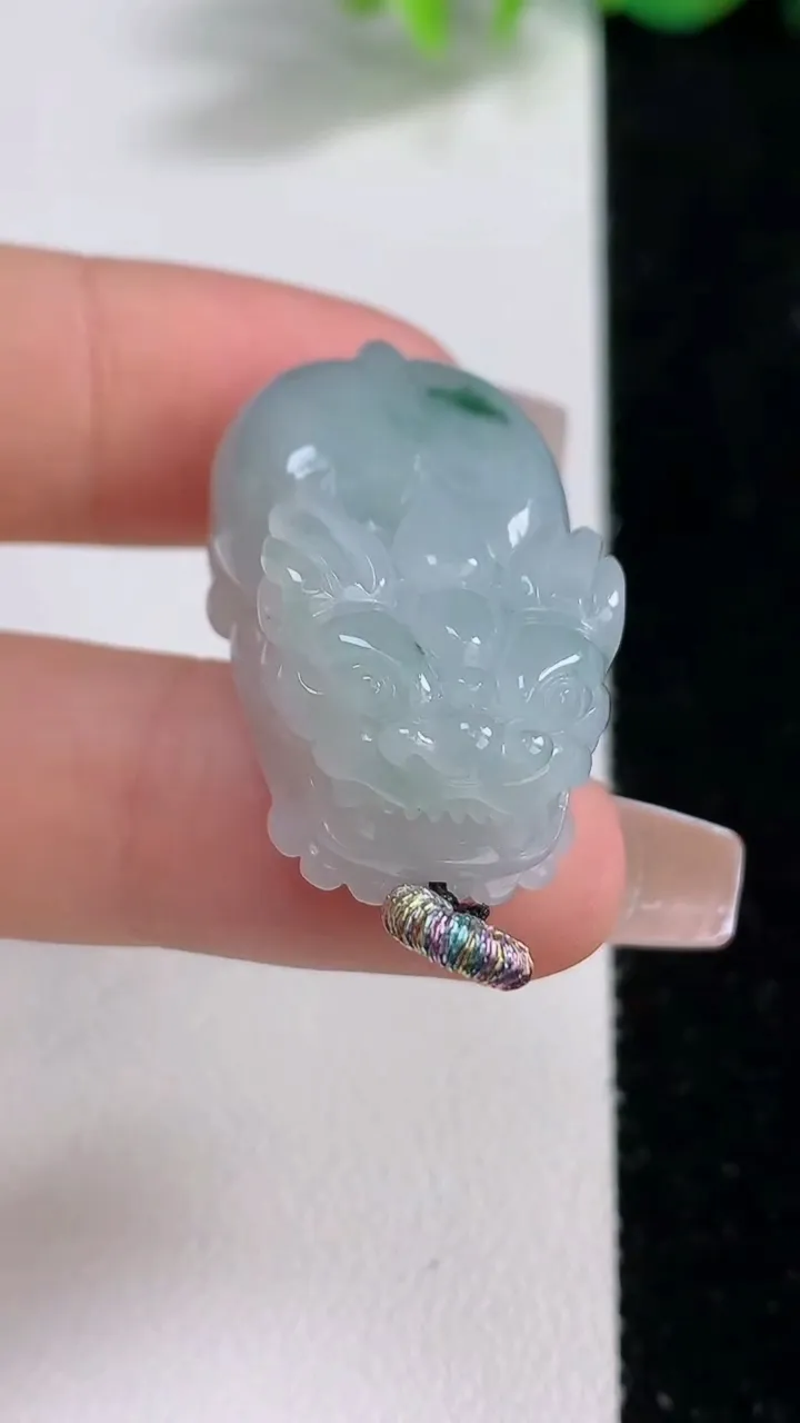 天然A货翡翠飘花貔貅吊坠，尺寸30-17.6-12.3，重量:14.67g
12月9日