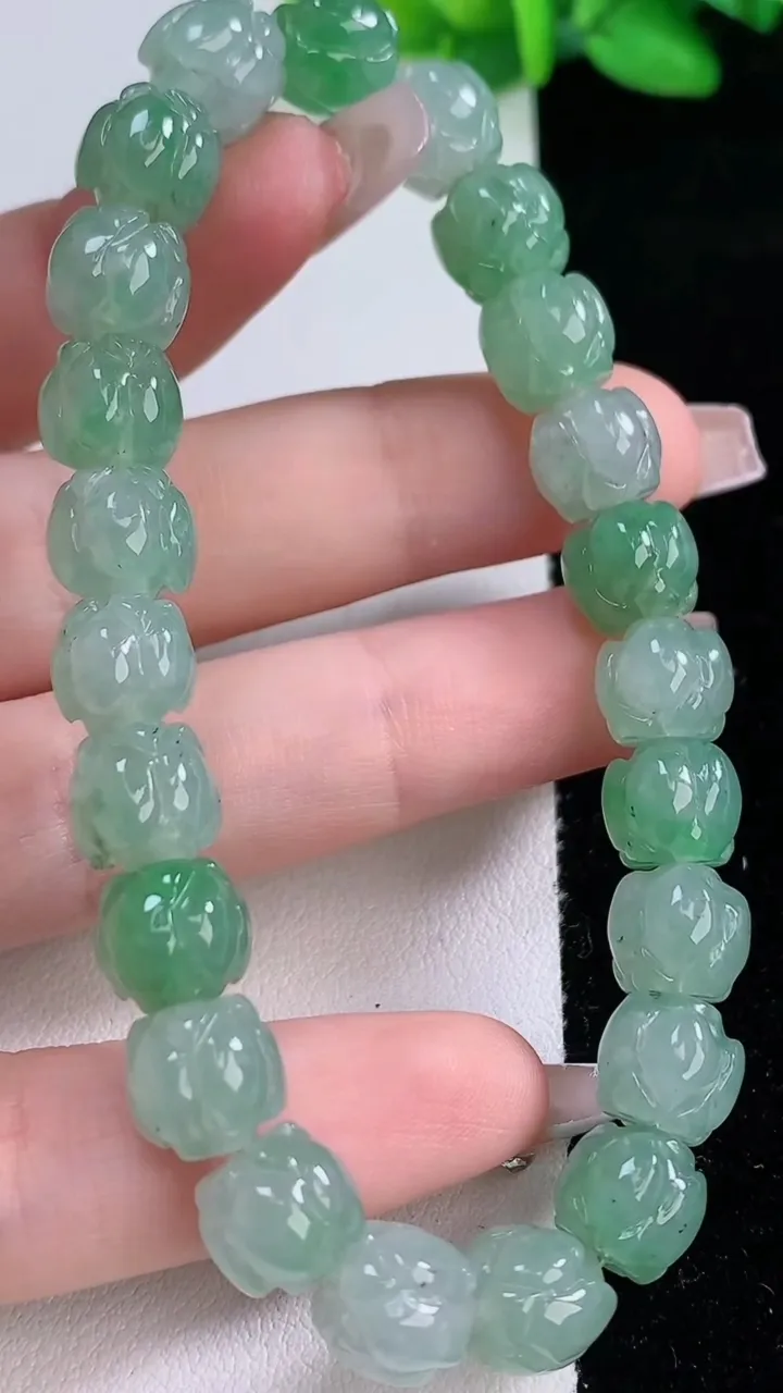 天然A货翡翠莲花手串，尺寸9-7.8-23颗，重量:27.10g12月9日
工厂直销收藏佳品,种好水足，色泽均匀，有种有色，上手高大气！