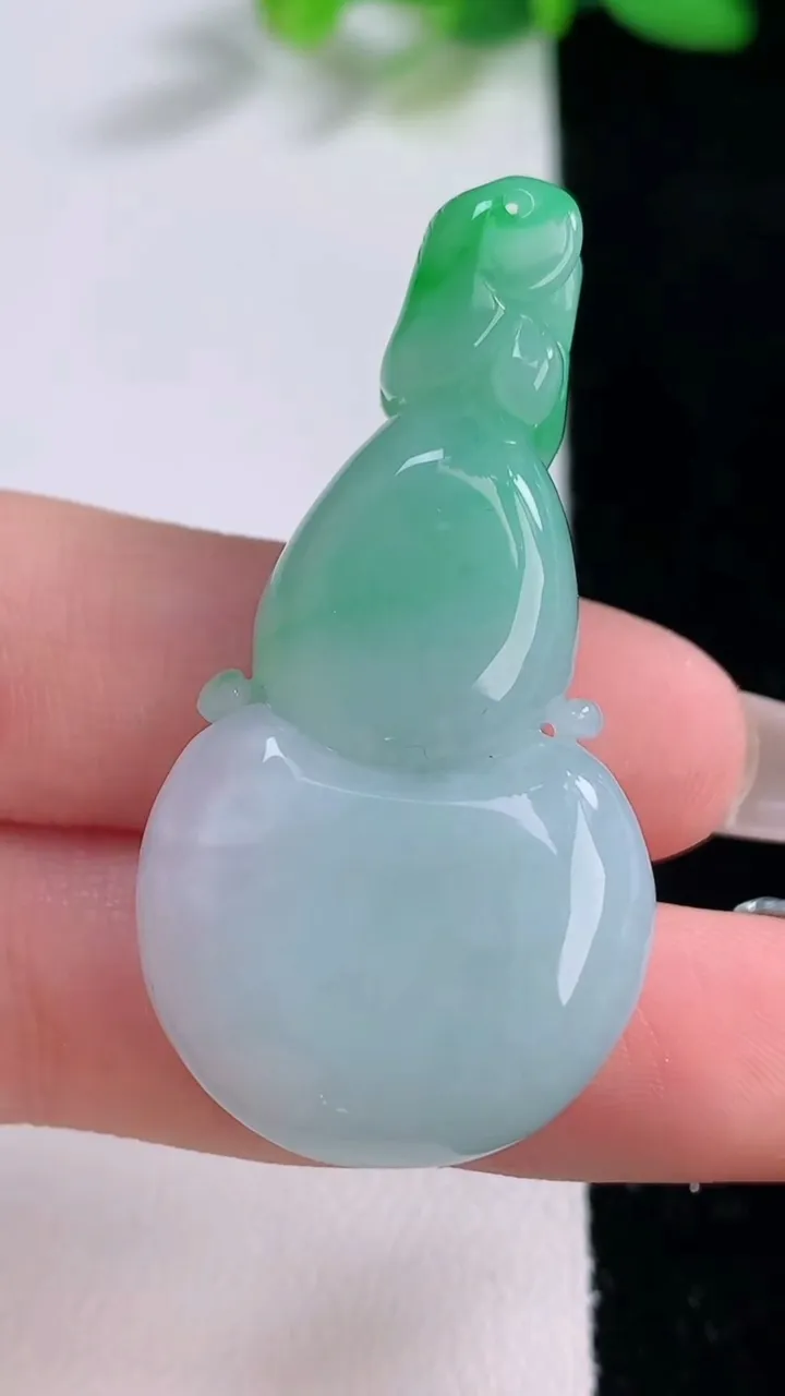 天然A货翡翠葫芦吊坠，尺寸44.5-23-10.8，重量:18.57g
12月9日
