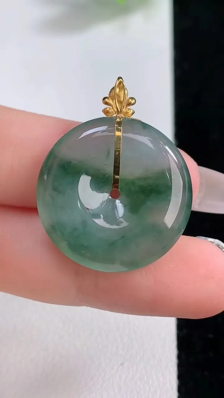 天然A货翡翠种飘花平安扣吊坠，尺寸24-5，重量:6.08g
12月9日