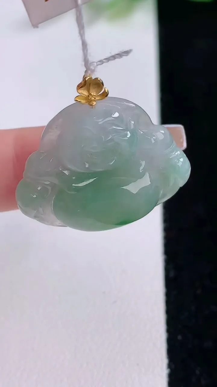 天然A货翡翠佛公吊坠，尺寸23.4-27.6-5.4，重量:4.99g
12月9日