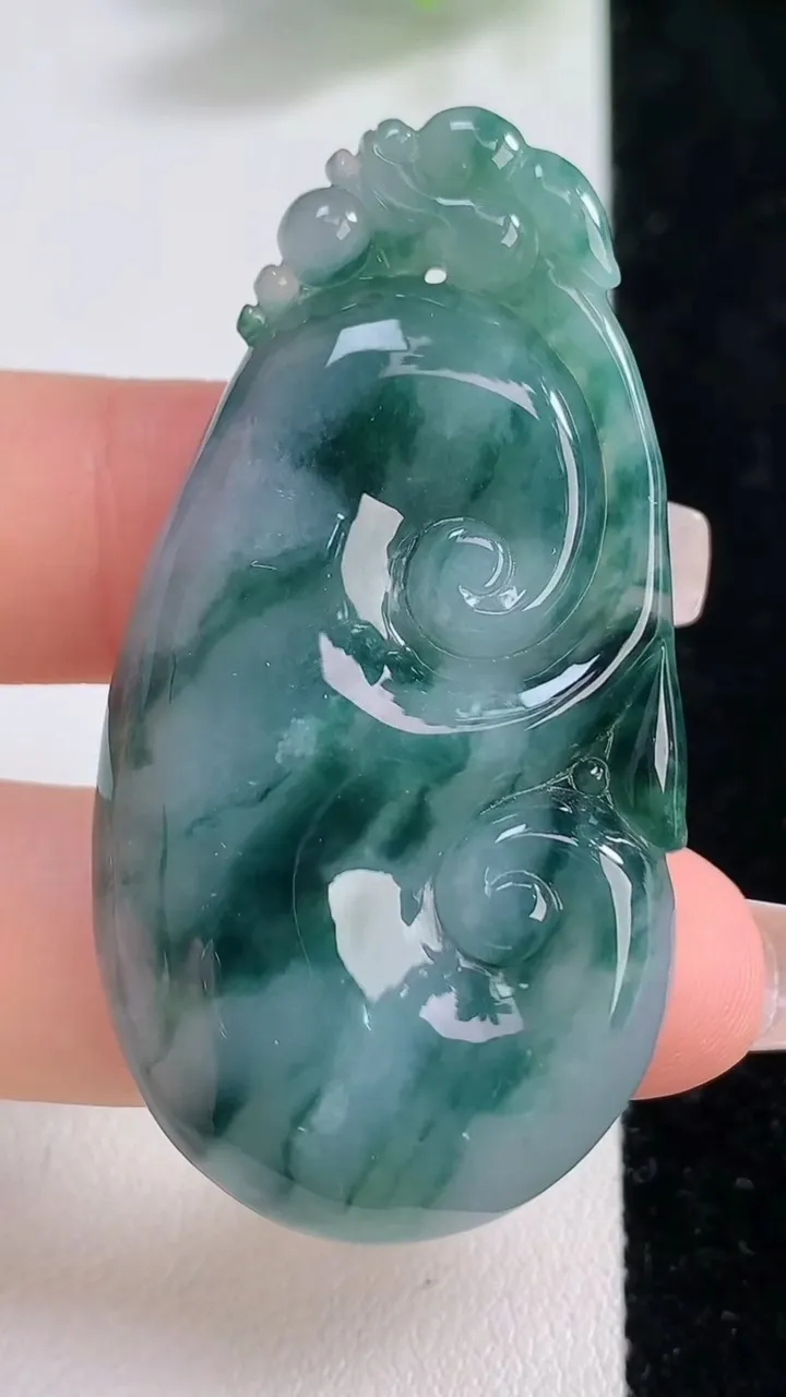 天然A货翡翠飘花如意吊坠，尺寸52.8-27.2-7.4，重量:19.00g
12月9日