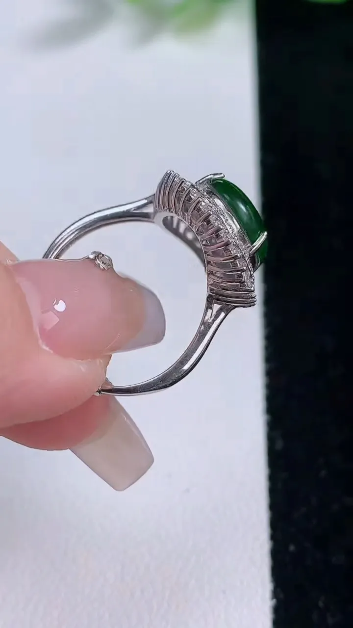 天然A货翡翠蛋面戒指，尺寸12.3-9.6-6.8，重量:3.17g2025年12月9日
工厂直销收藏佳品,种好水足，色泽均匀，有种有色，上手高大气！