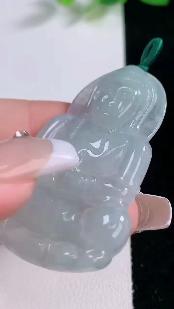 天然A货翡翠观音菩萨吊坠，尺寸49.7-33.2-4.8，重量:13.45g
12月9日