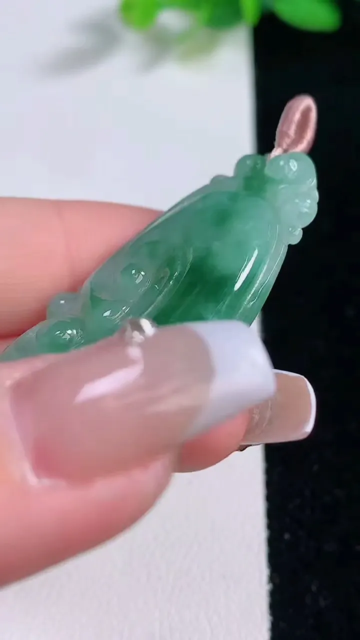 天然A货翡翠如意吊坠，尺寸49.3-24-5.5，重量:11.77g
12月9日