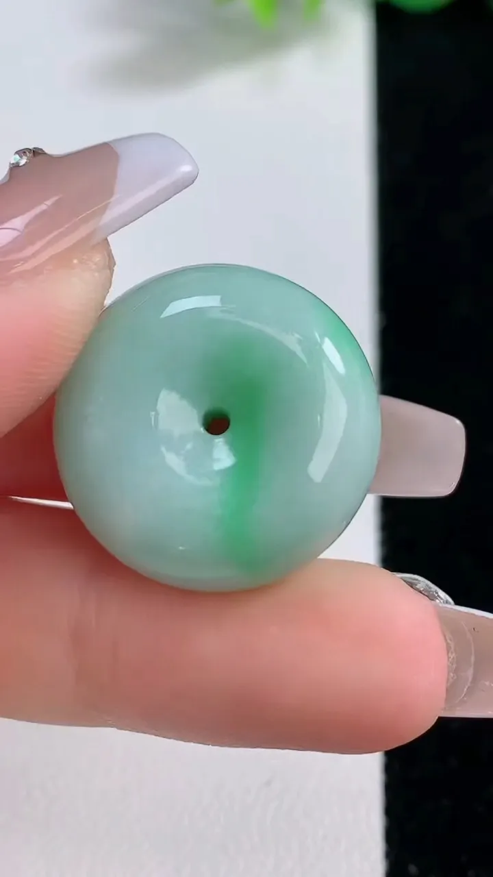 天然A货翡翠平安扣吊坠，尺寸21.8-10.8，重量:11.36g
12月9日