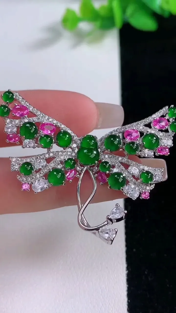 天然A货翡翠葫芦胸针，尺寸7.8-5.7-3.9，重量:10.29g
12月9日