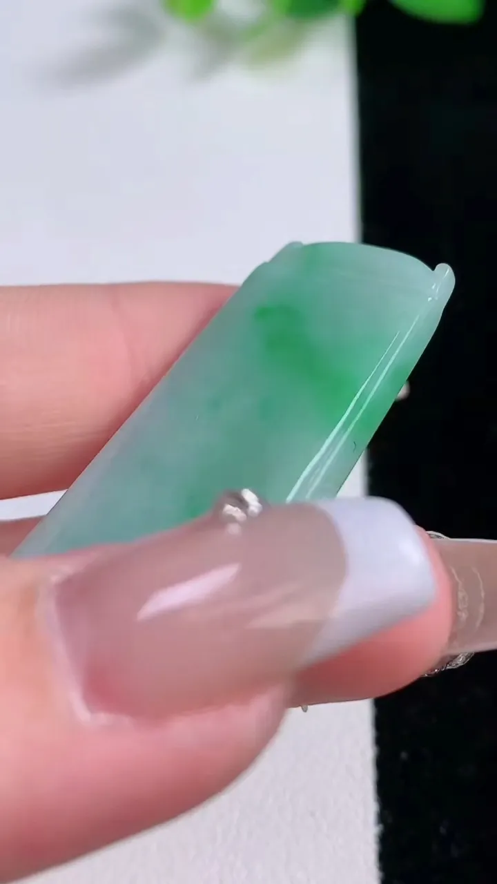 天然A货翡翠无事牌吊坠，尺寸39.6-19.3-3.9，重量:8.75g
12月9日