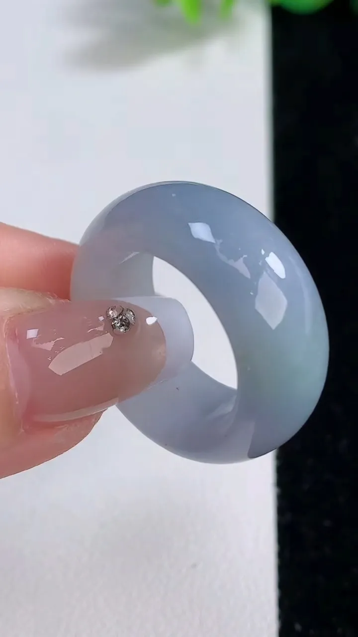 天然A货翡翠紫罗兰指环扳指，尺寸18.6-10.2-4.5，重量:10.28g2025年12月9日
