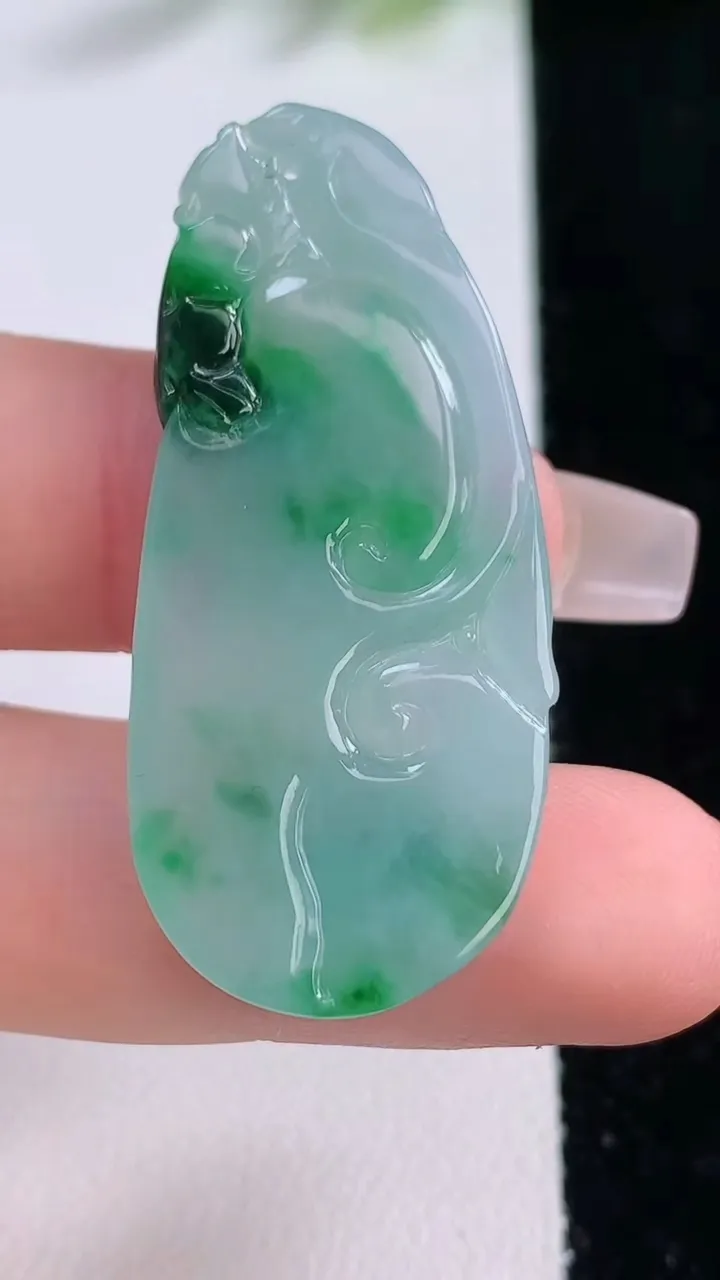 天然A货翡翠如意吊坠，尺寸42.3-19-4，重量:7.56g
12月9日