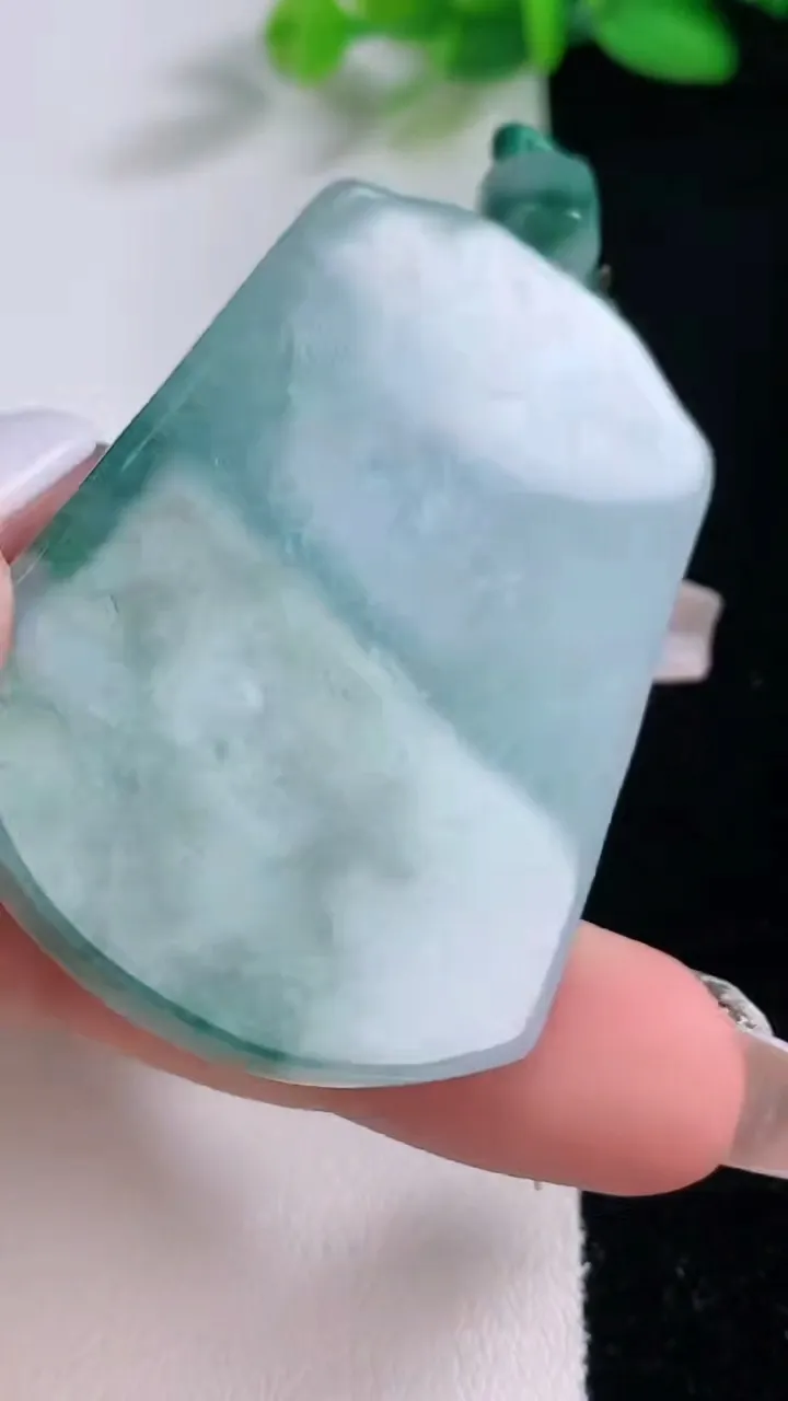 天然A货翡翠飘花仿古无事牌吊坠，尺寸50.5-36.5-5.4，重量:28.93g
12月9日