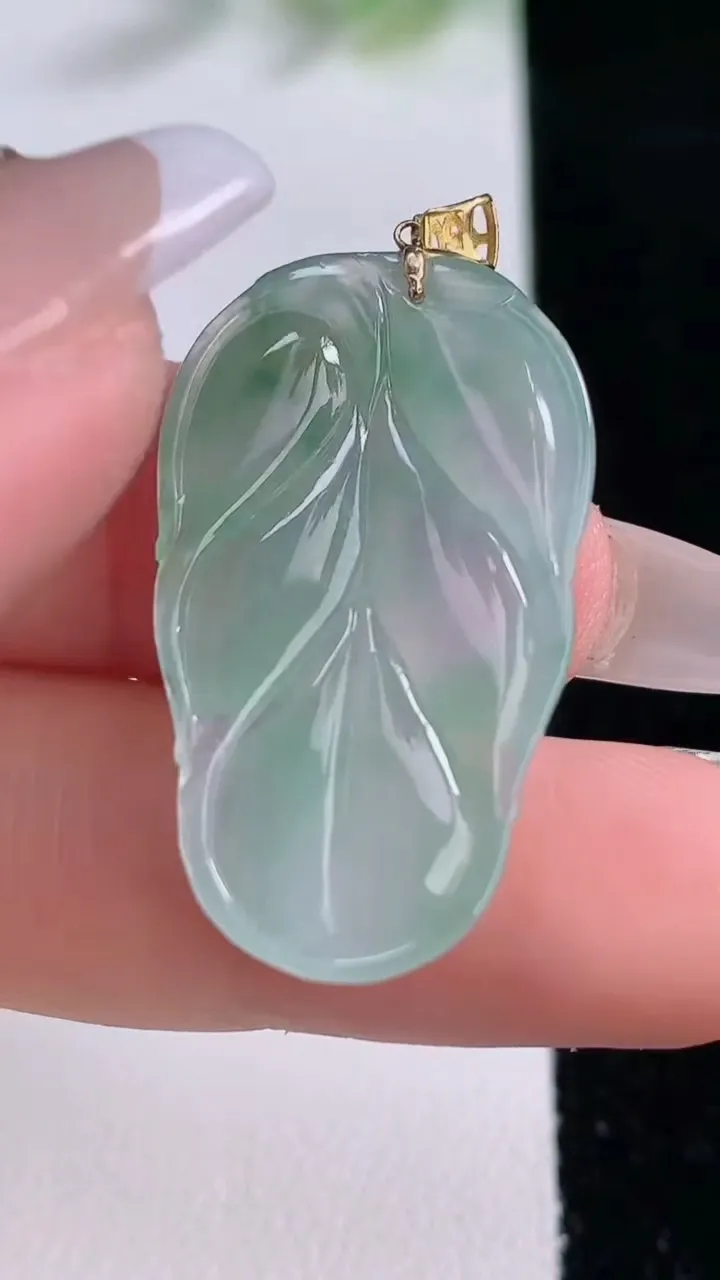 天然A货翡翠种飘花金枝玉叶 叶子吊坠，尺寸31.4-18.3-4，重量:4.21g
12月9日