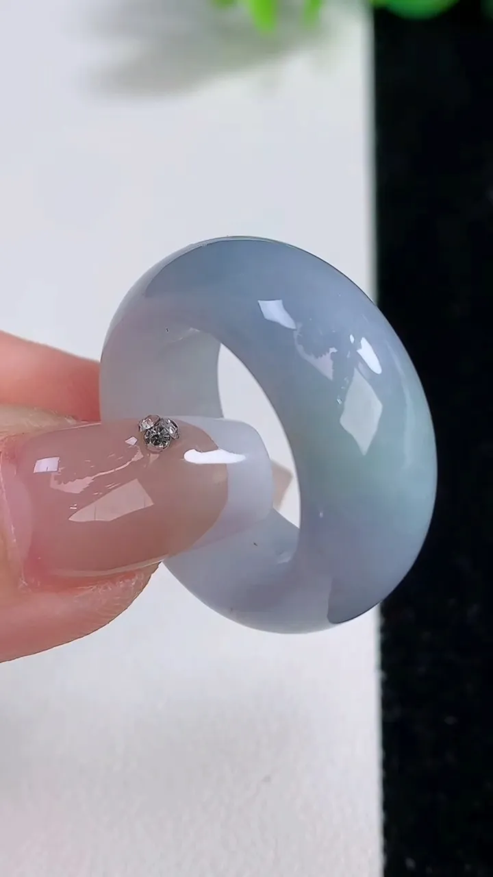 天然A货翡翠紫罗兰指环扳指，尺寸18.6-10.2-4.5，重量:10.28g2025年12月9日
工厂直销收藏佳品,种好水足，色泽均匀，有种有色，上手高大气！