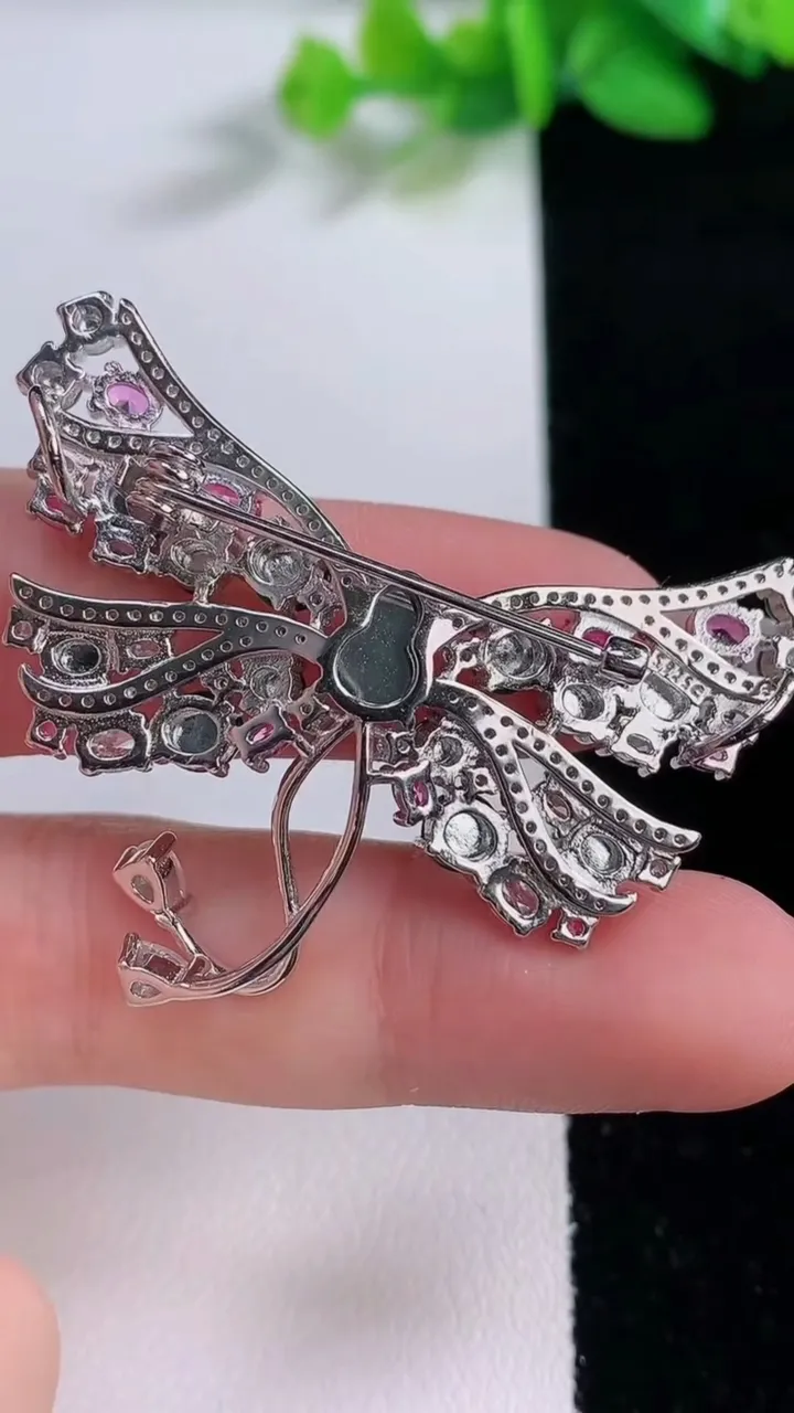 天然A货翡翠葫芦胸针，尺寸7.8-5.7-3.9，重量:10.29g
12月9日